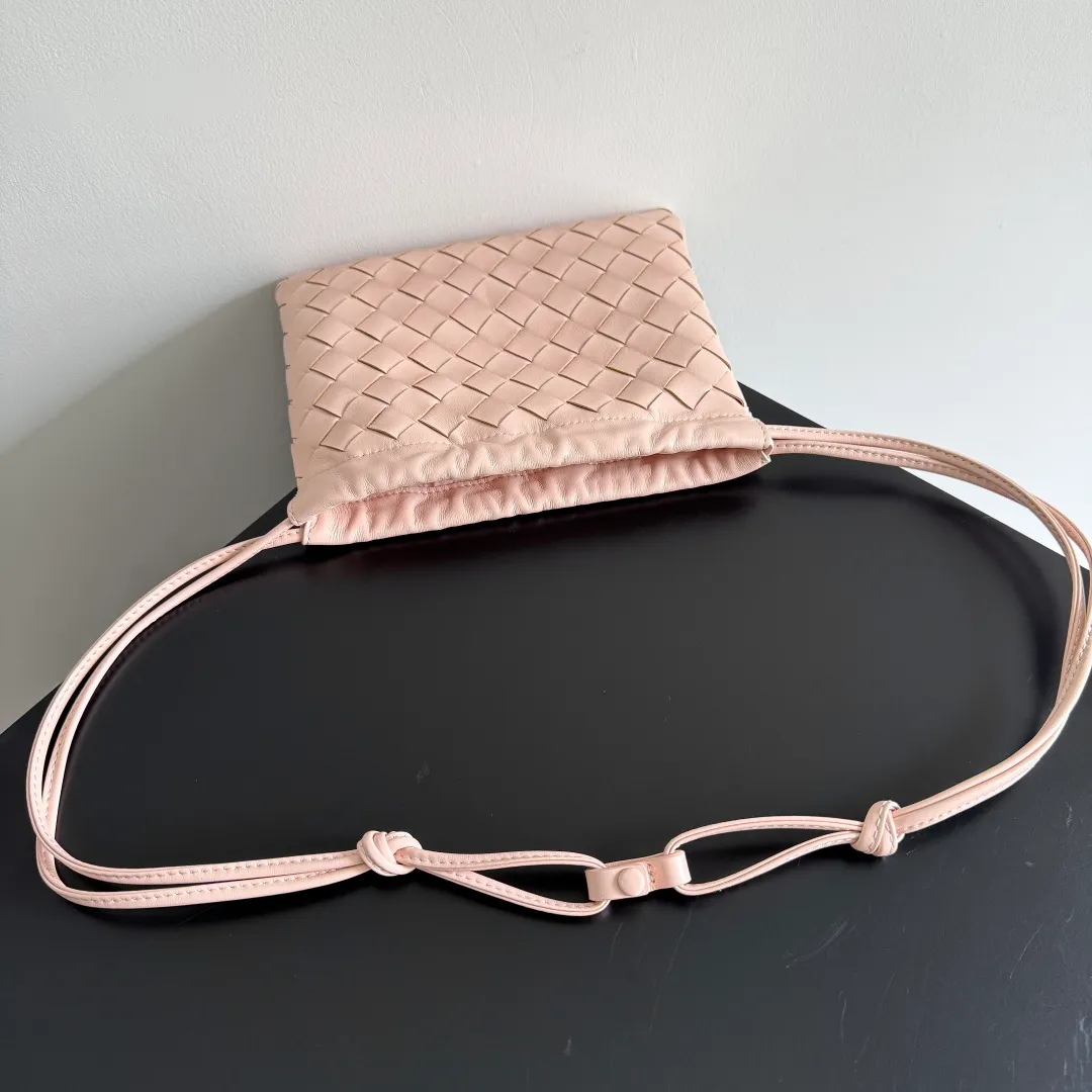 Batch 1400 BOTTEGA VENETA DUSTBAG mini size is officially launched📣📣. It still continues the classic weaving process. The lazy and casual feeling presented by the drawstring pockets is not too suitable for summer. The small back body is light and convenient. It is enough to carry lipstick and tissues when going out every day. It is not easy to make mistakes with any clothes. The shoulder strap has a buckle and pull-out design, which can be adjusted to unlock multiple carrying methods. Style number: 816987 Size: 21*16.6*1cm